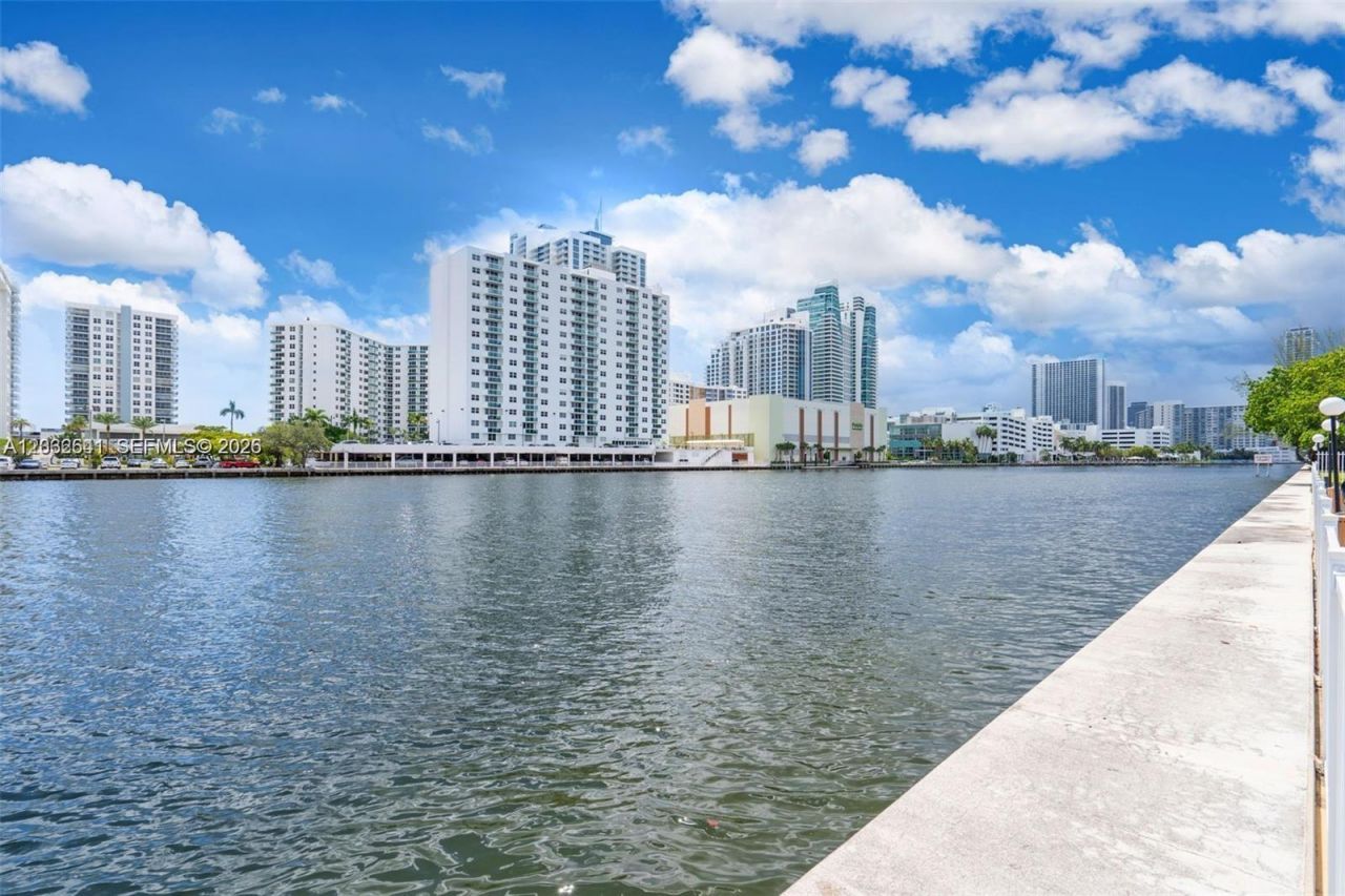 1000 Parkview Dr , Unit 715, Hallandale Beach, FL 33009 Photo