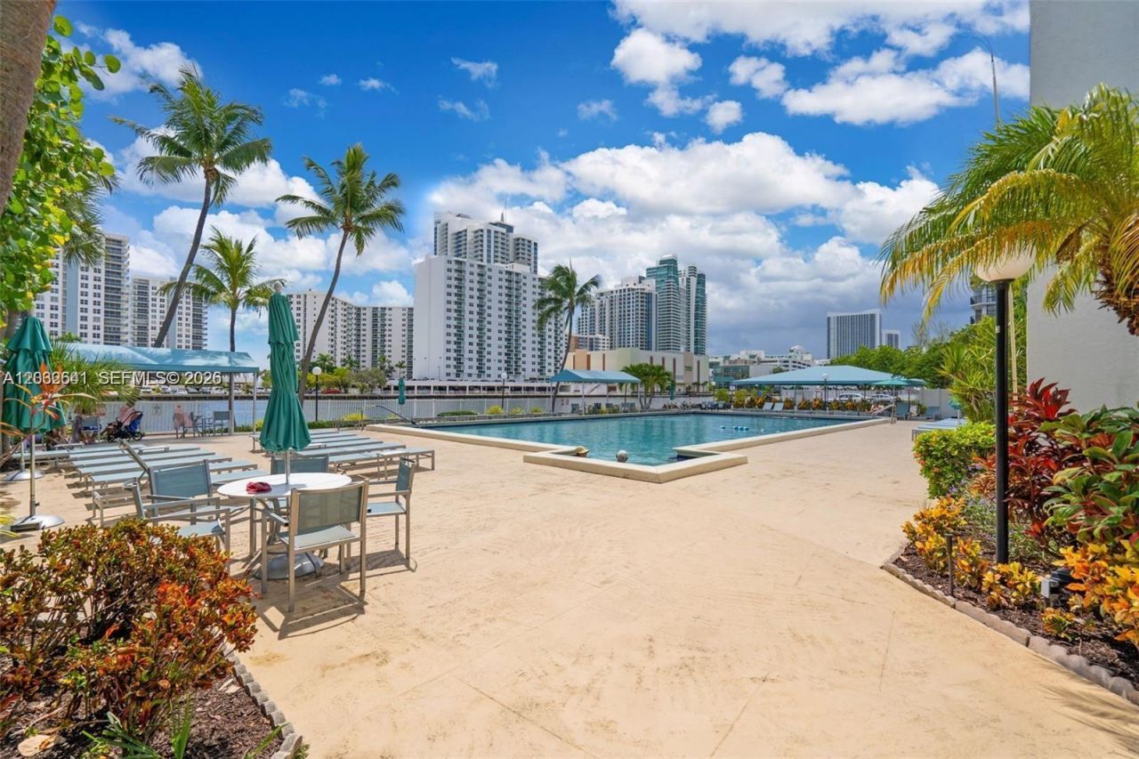 1000 Parkview Dr , Unit 715, Hallandale Beach, FL 33009 Photo