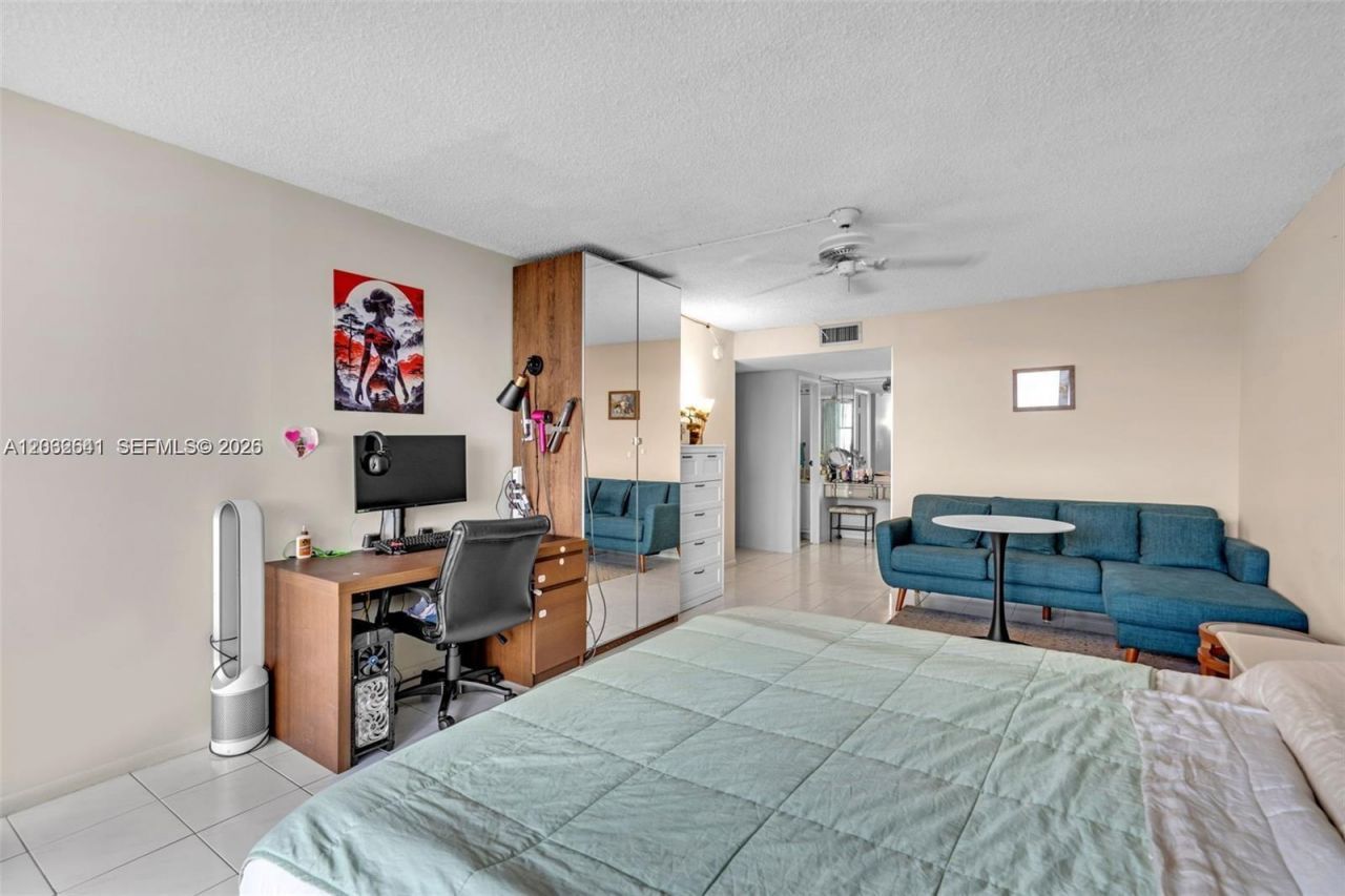 1000 Parkview Dr , Unit 715, Hallandale Beach, FL 33009 Photo