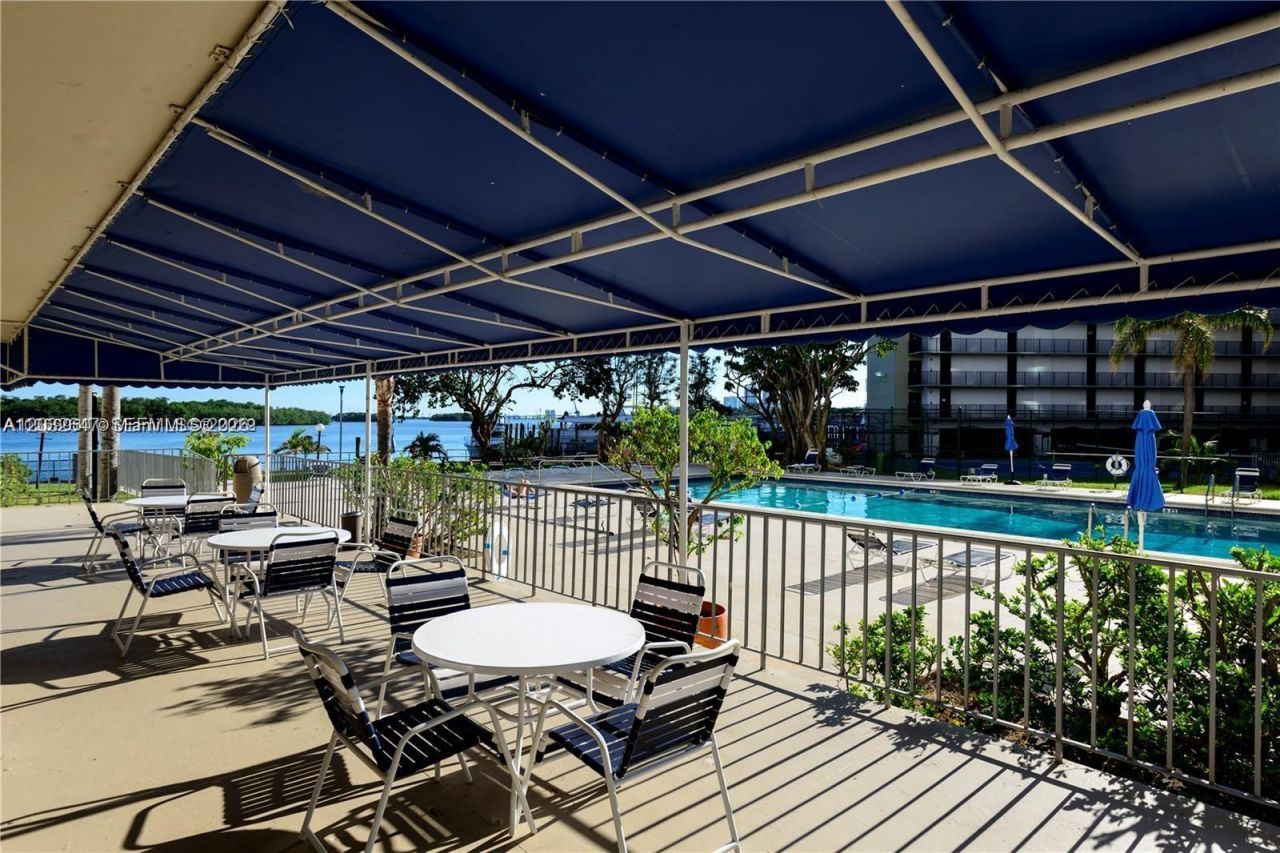 880 NE 69th St , Unit 6R, Miami, FL 33138 Photo