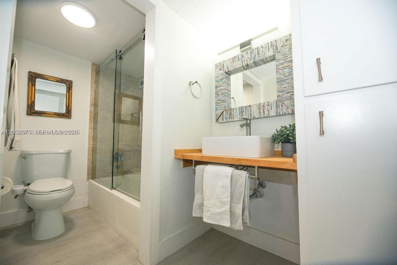 17021 N Bay Rd , Unit 207, Sunny Isles Beach, FL 33160 Photo