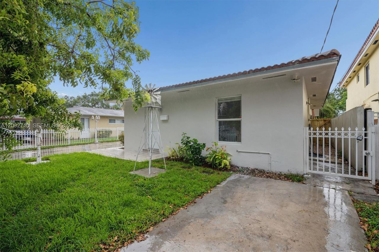 2775 SW 12th St, Unit 2775, Miami, FL 33135 Photo
