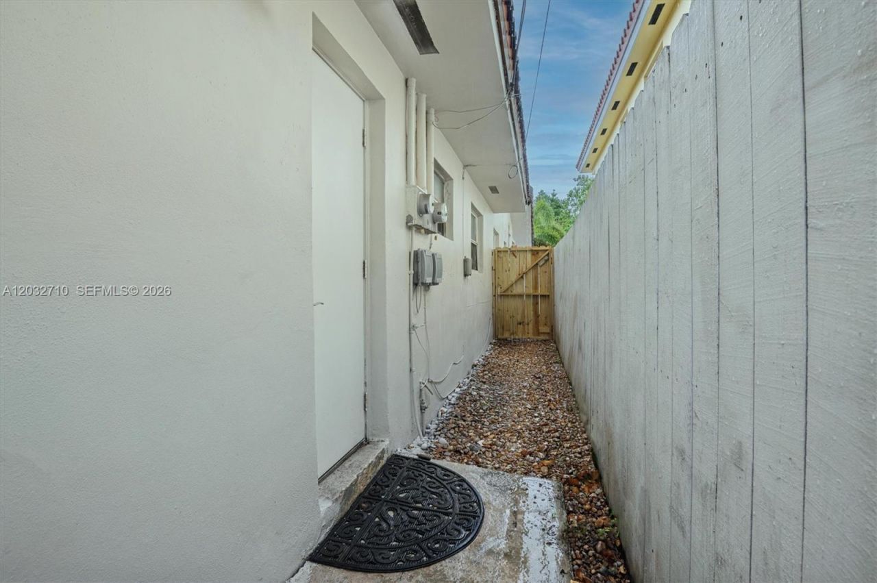 2775 SW 12th St, Unit 2775, Miami, FL 33135 Photo
