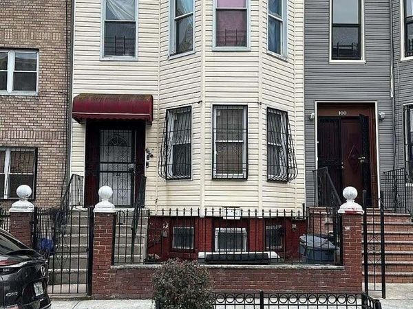 102 Cornelia Street , Brooklyn, NY 11221
