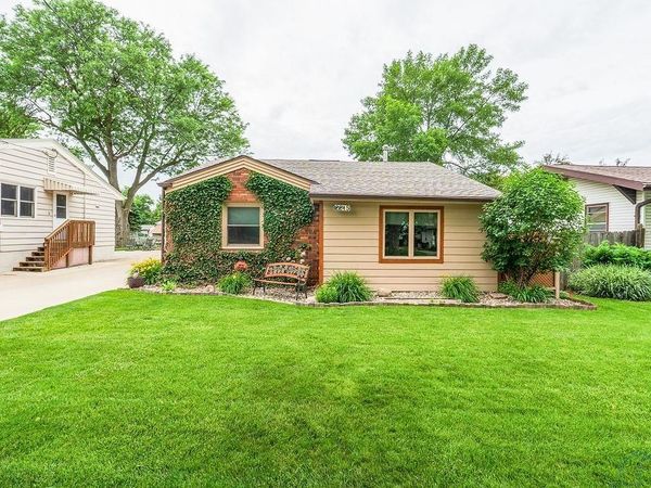 2215 S CLINTON ST, Sioux City, IA 51106