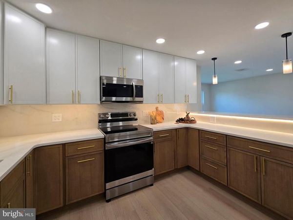 10 LINDEN LANE, LEVITTOWN, PA 19054