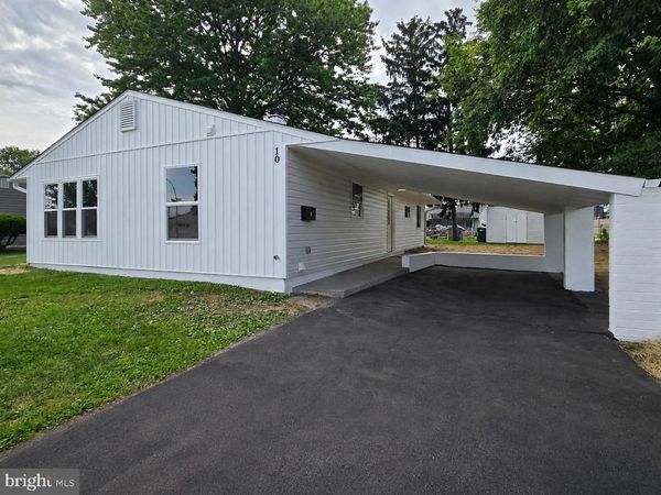 10 LINDEN LANE , LEVITTOWN, PA 19054
