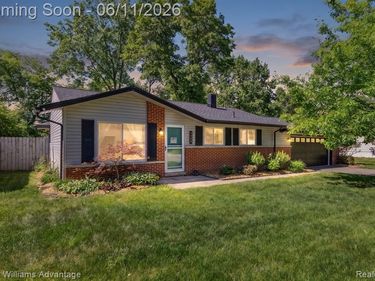 6589 Doyon Drive S, Waterford Twp, MI 48327