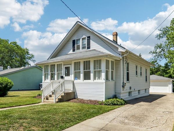 470 N Prairie Avenue , Mundelein, IL 60060