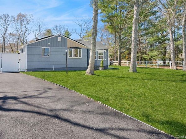 94 E Bay Avenue , Hampton Bays, NY 11946