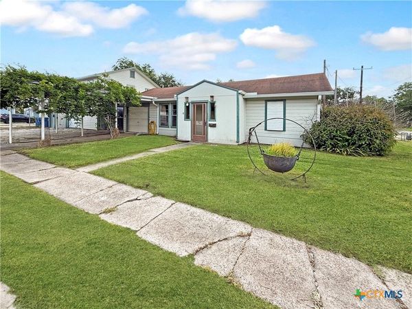 204 E Austin Street, Port Lavaca, TX 77979