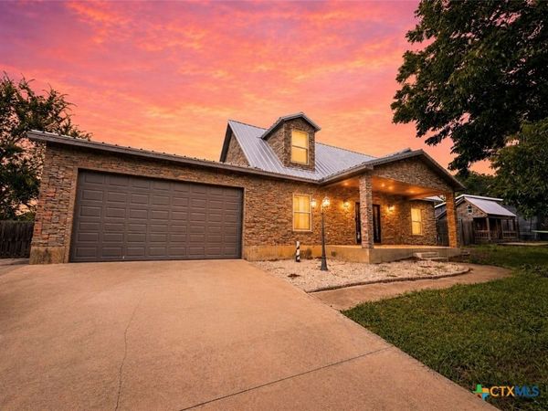 2011 Zint Street , Gonzales, TX 78629