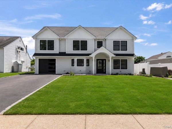 119 Sprucewood , Levittown, NY 11756