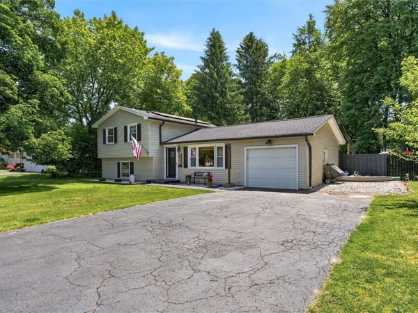 15 White Oak Lane , Fairport, NY 14450