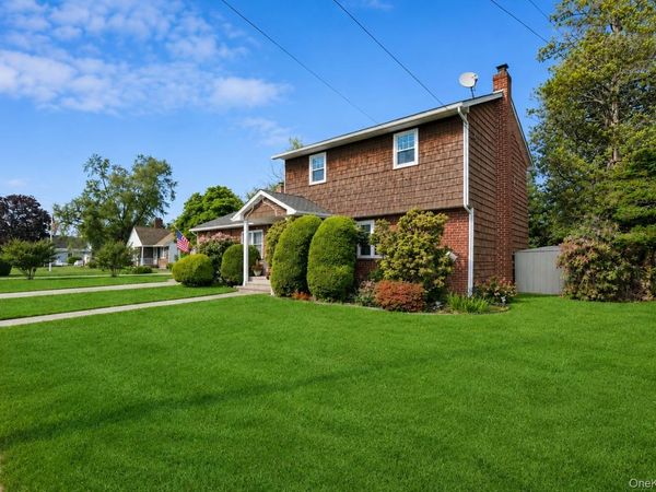 11 Lincoln Court , Copiague, NY 11726