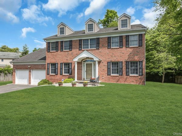 25 Middlesex Avenue , Oakdale, NY 11769