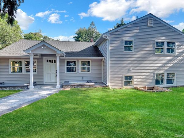 85 Hawthorne Street , Selden, NY 11784