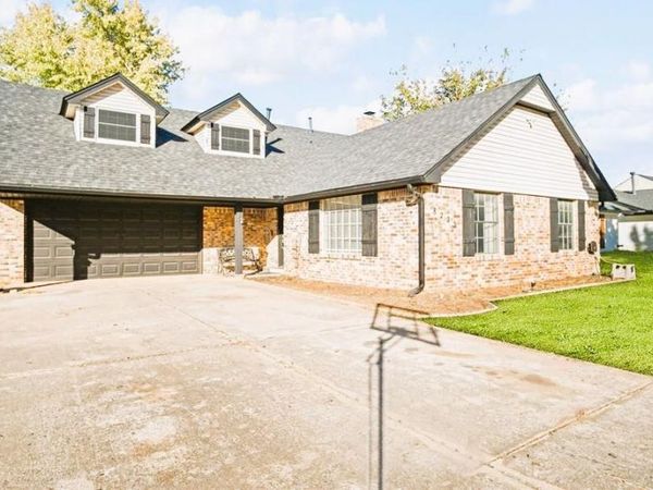 8225 Willow Creek Boulevard, Oklahoma City, OK 73162