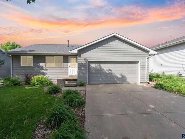 4413 W Peacock Dr, Sioux Falls, SD 57107