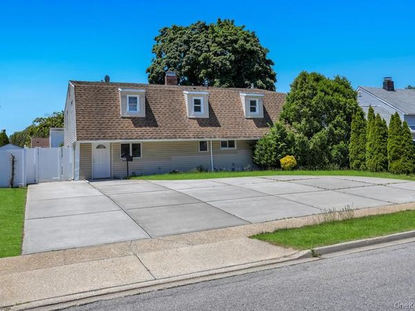 153 Sunrise Lane, Levittown, NY 11756