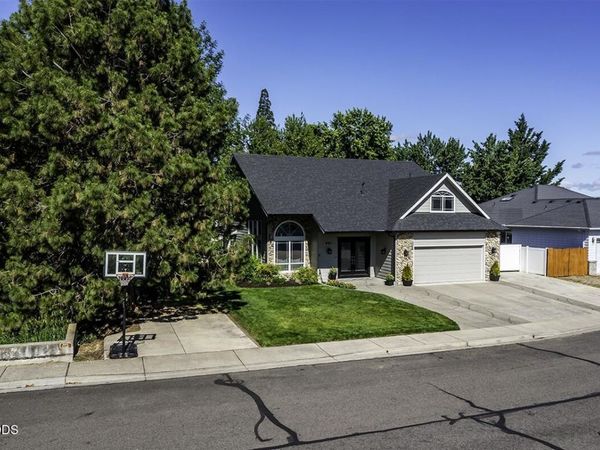 861 Mendolia Way, Central Point, OR 97502