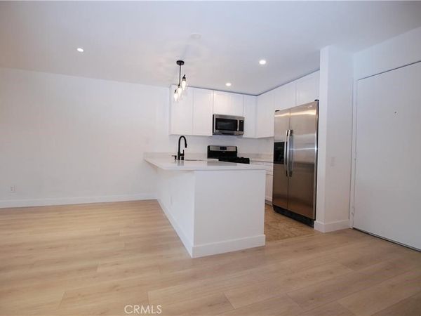 6820 Remmet, Canoga Park, CA 91303