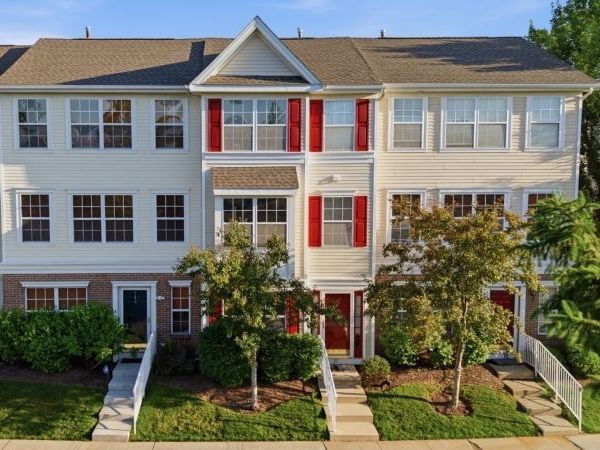 27 Woodlake Dr, Sayreville, NJ 08859