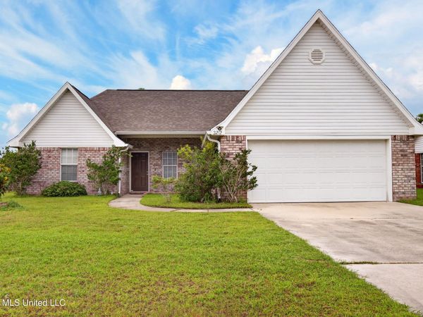 2212 Paula Circle, Ocean Springs, MS 39564