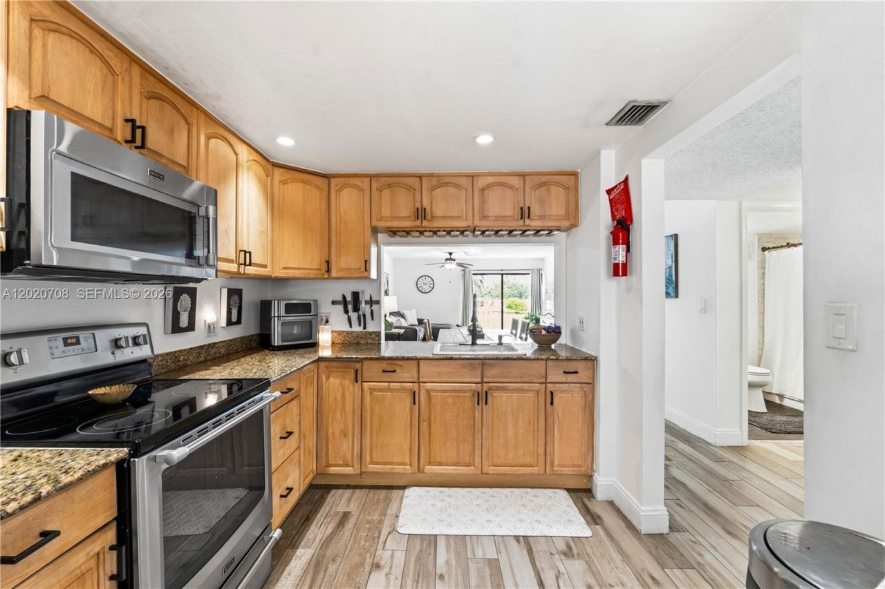 430 Commodore Dr , Unit 213, Plantation, FL 33325 Photo