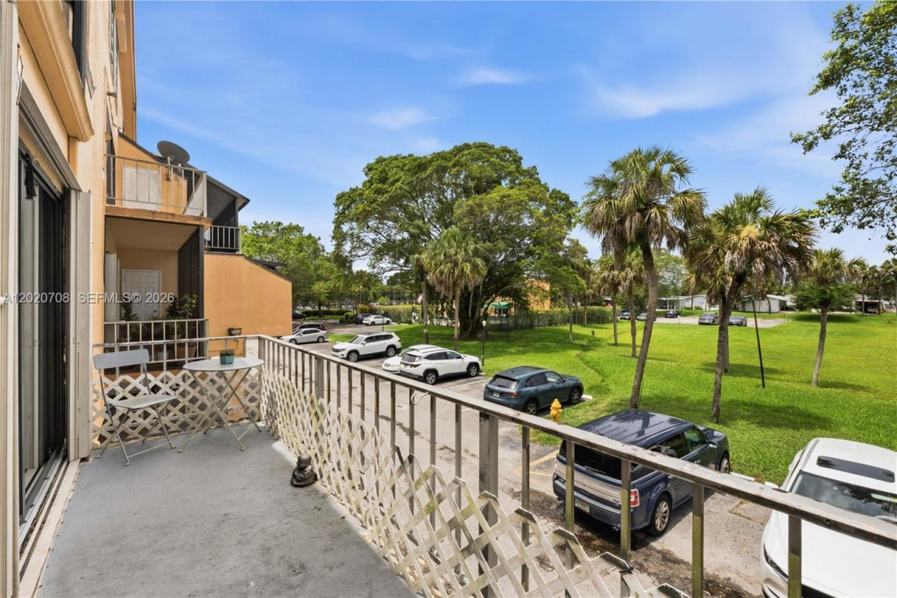 430 Commodore Dr , Unit 213, Plantation, FL 33325 Photo