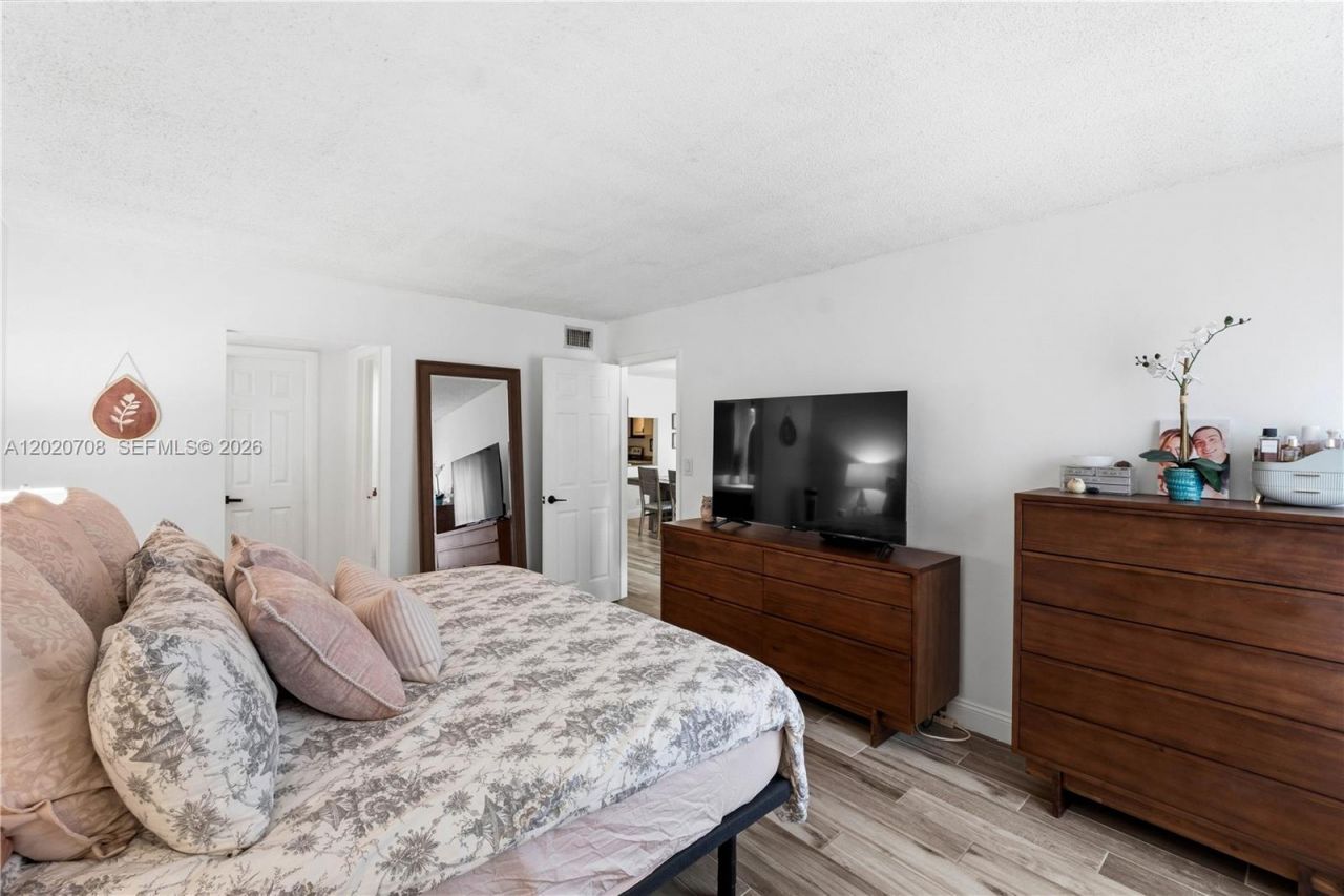 430 Commodore Dr , Unit 213, Plantation, FL 33325 Photo