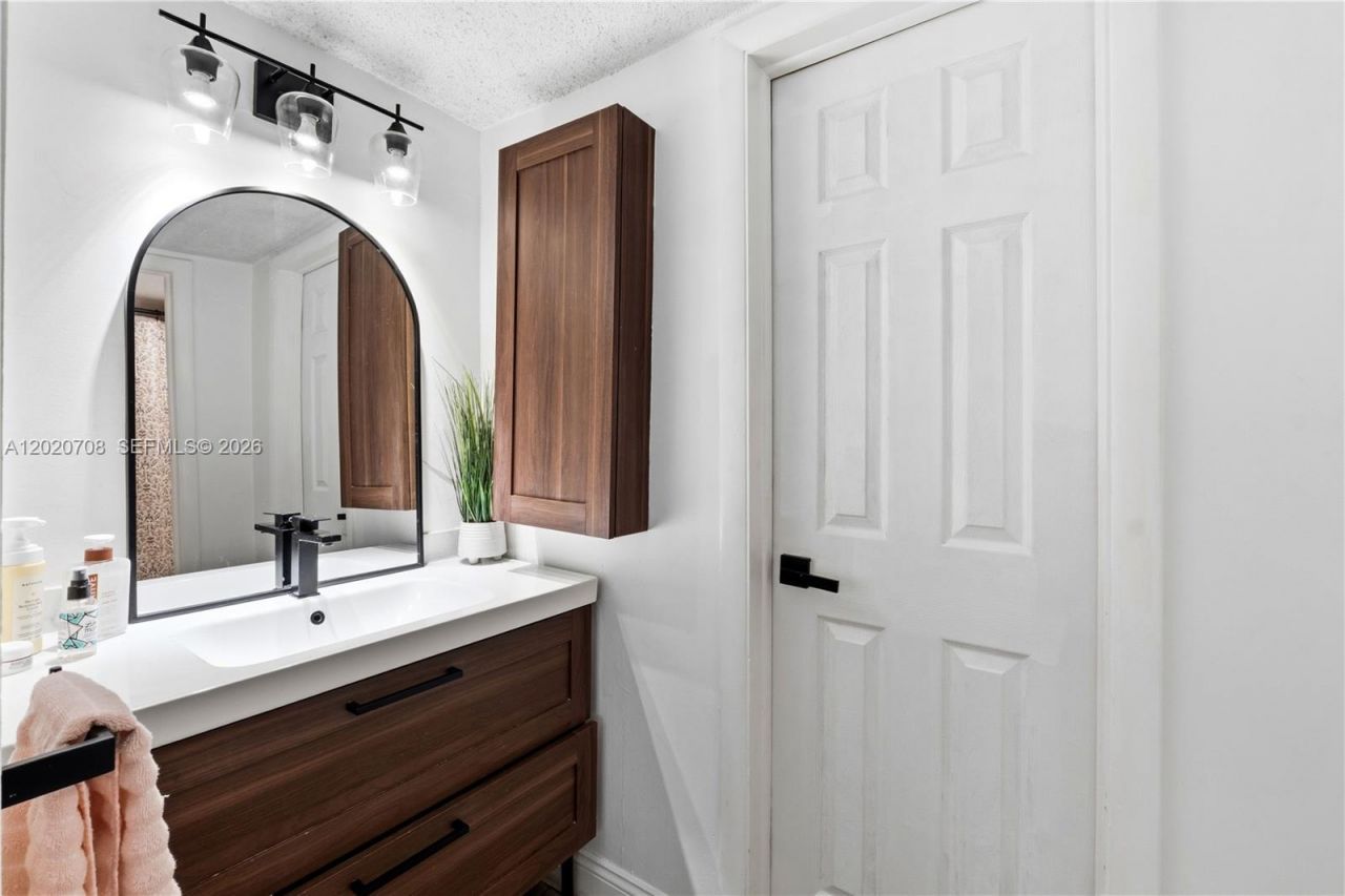 430 Commodore Dr , Unit 213, Plantation, FL 33325 Photo