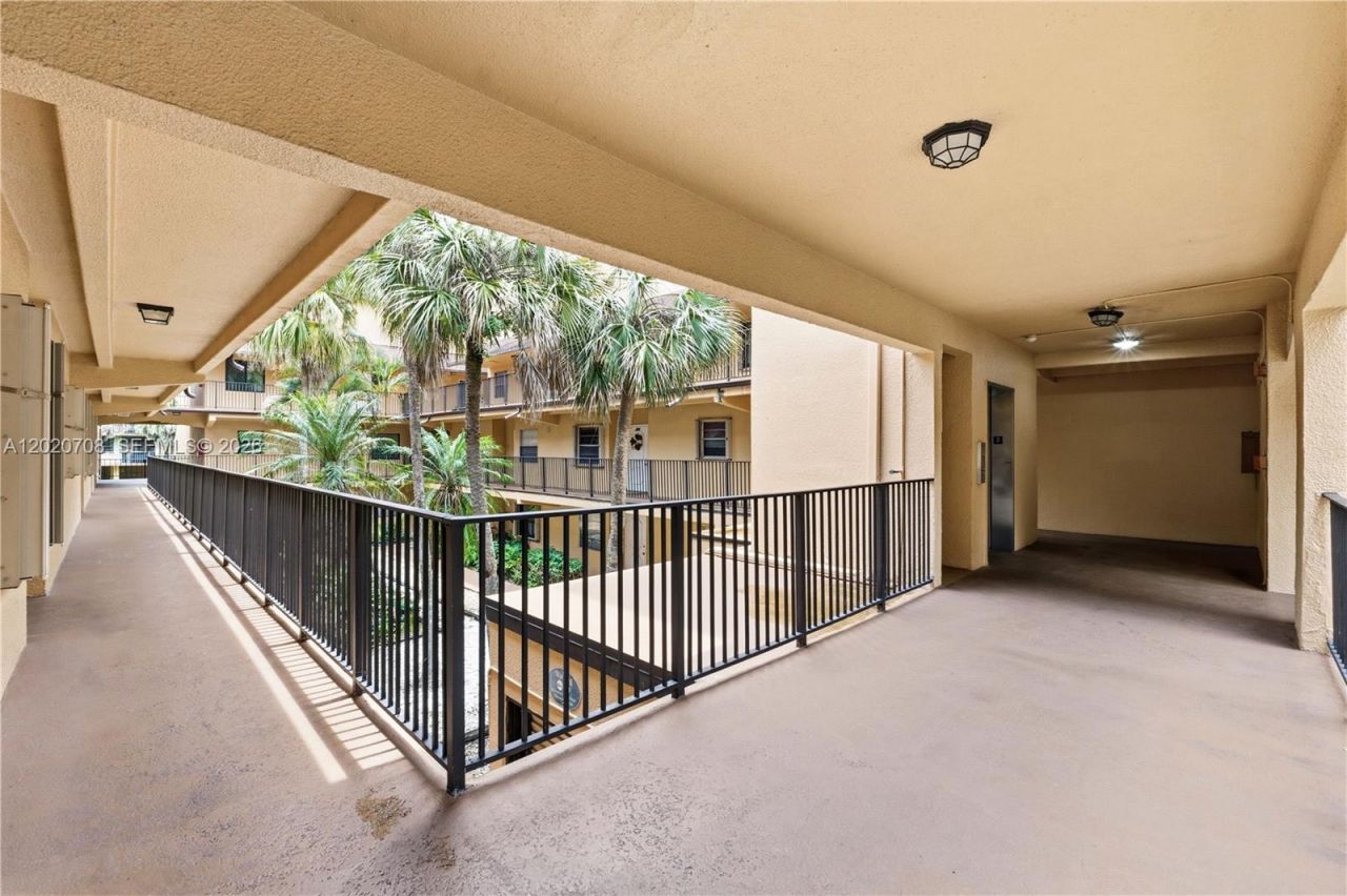 430 Commodore Dr , Unit 213, Plantation, FL 33325 Photo