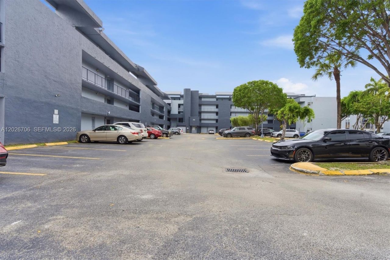 210 Fontainebleau Blvd , Unit 402, Miami, FL 33172 Photo
