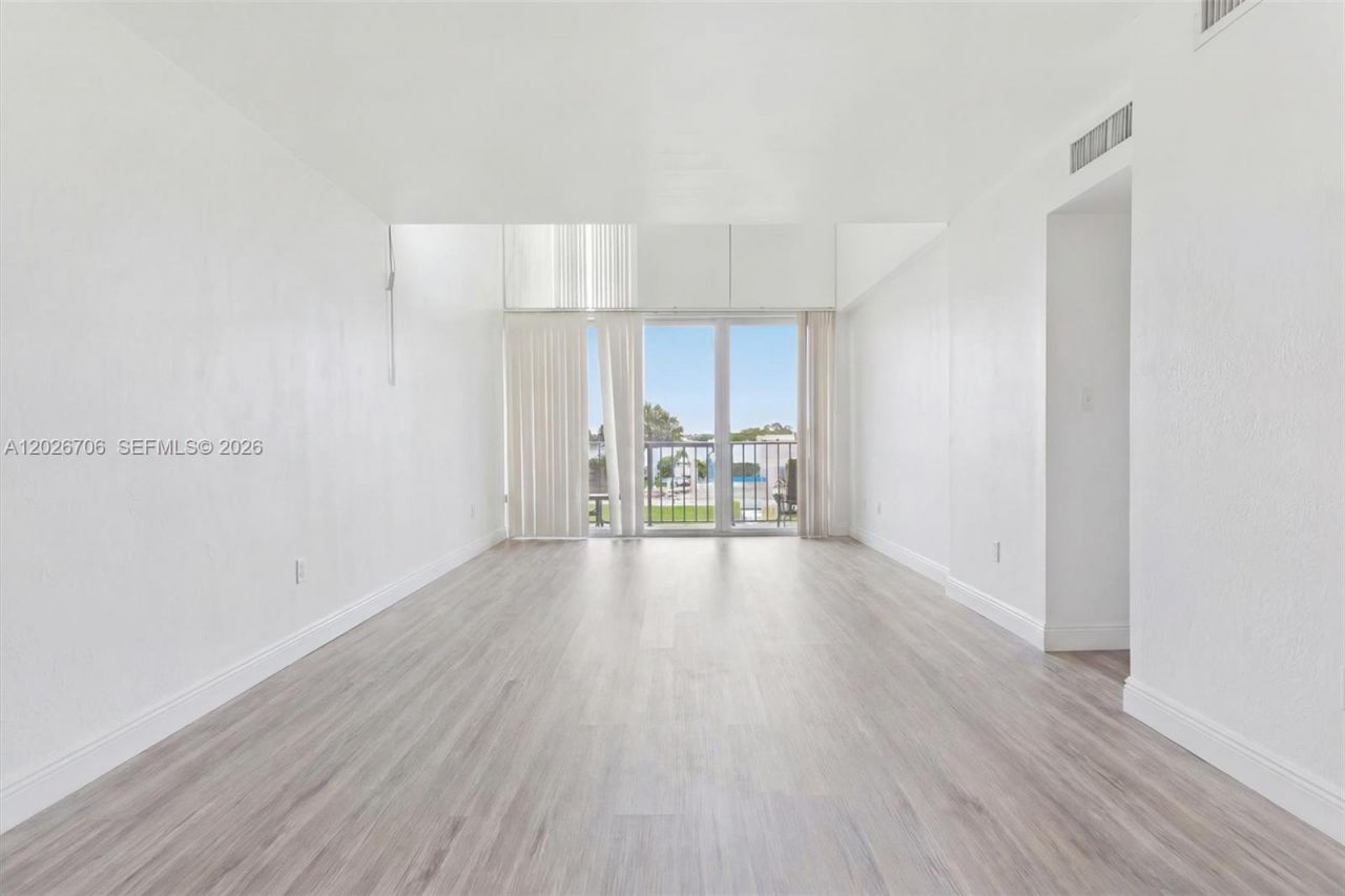 210 Fontainebleau Blvd , Unit 402, Miami, FL 33172 Photo