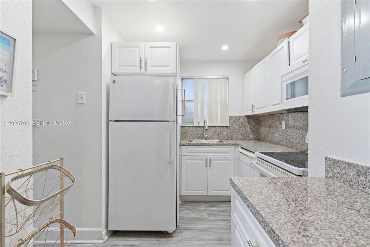 210 Fontainebleau Blvd , Unit 402, Miami, FL 33172 Photo
