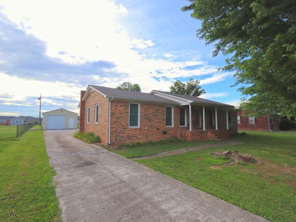 911 Parkway Dr , Smithville, TN 37166
