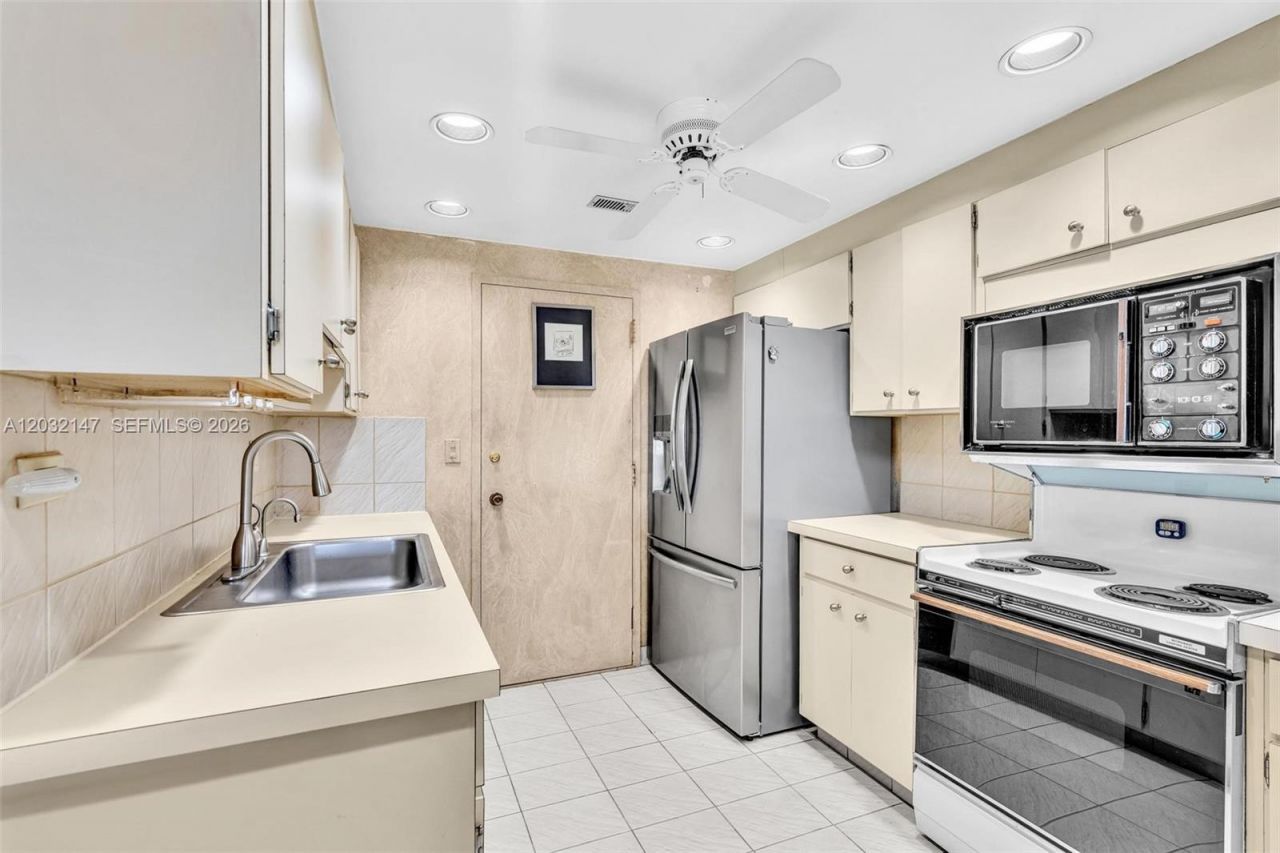 800 NE 195th St , Unit 710, Miami, FL 33179 Photo
