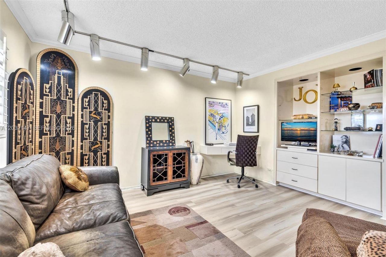 800 NE 195th St , Unit 710, Miami, FL 33179 Photo