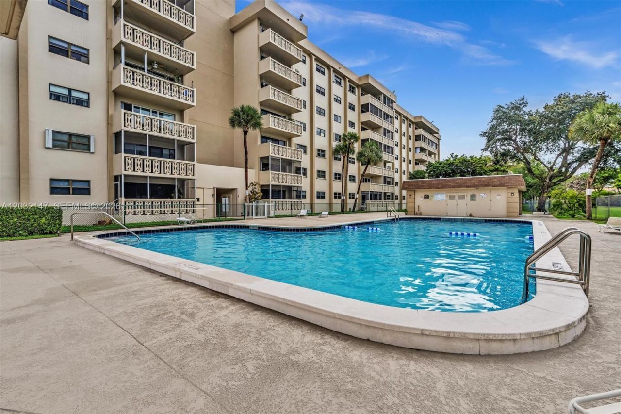 800 NE 195th St , Unit 710, Miami, FL 33179 Photo