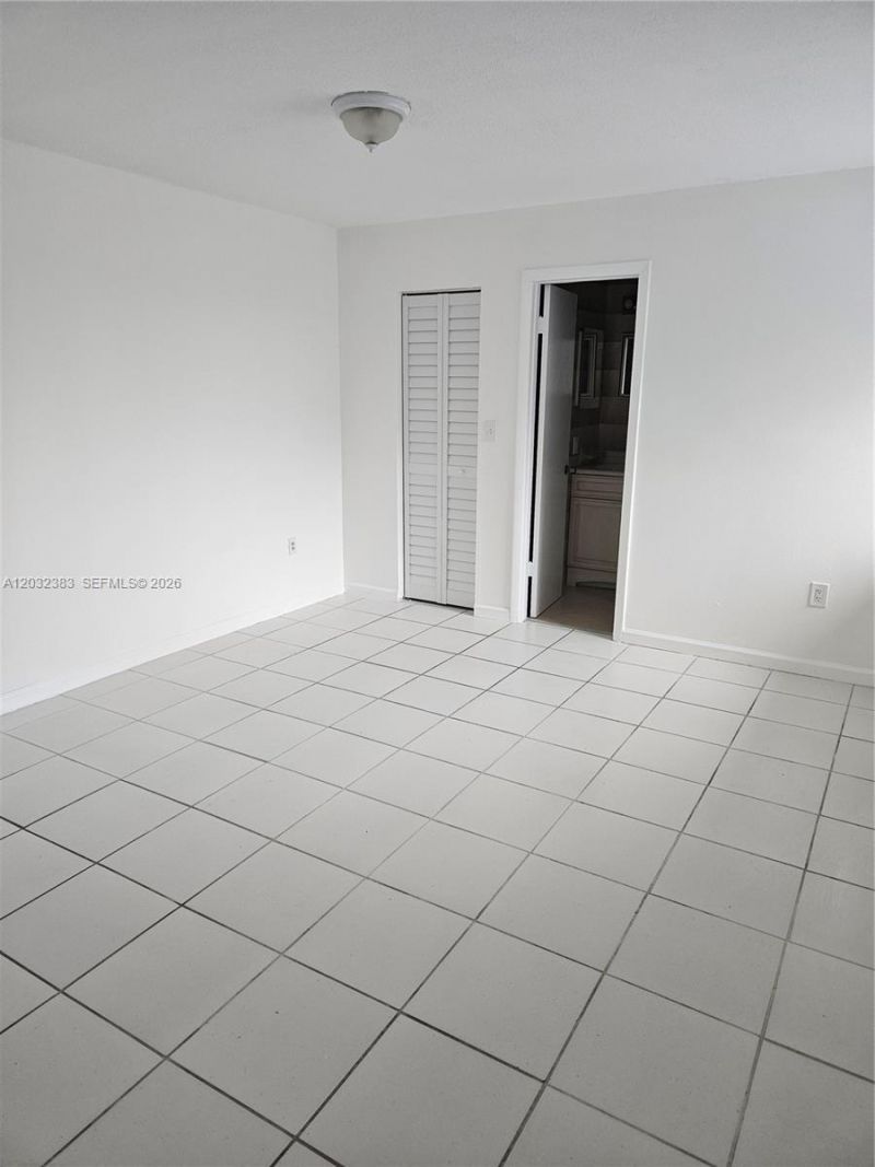 9890 NW 80th Pl , Unit 2122, Hialeah Gardens, FL 33016 Photo