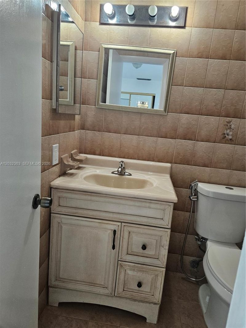 9890 NW 80th Pl , Unit 2122, Hialeah Gardens, FL 33016 Photo