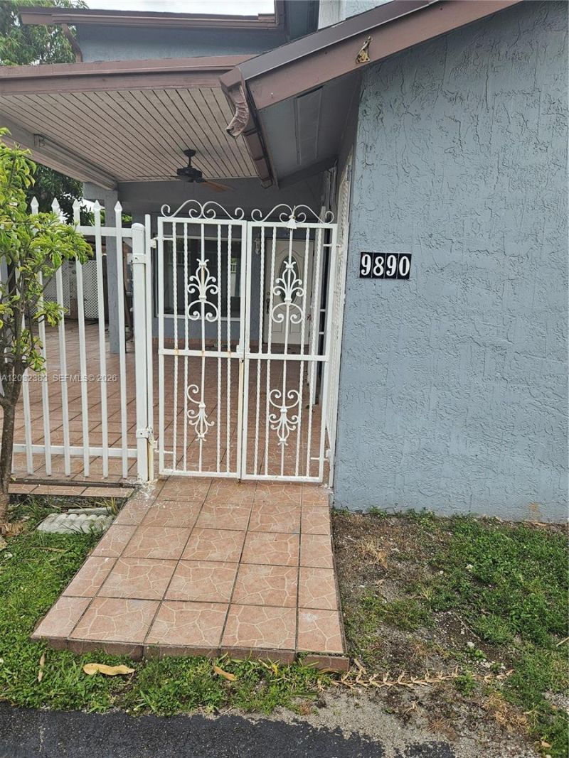 9890 NW 80th Pl , Unit 2122, Hialeah Gardens, FL 33016 Photo