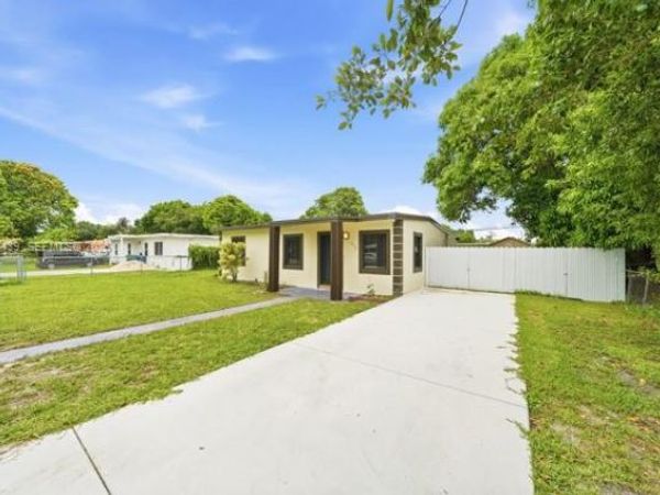 2520 NW 160th St , Miami Gardens, FL 33054