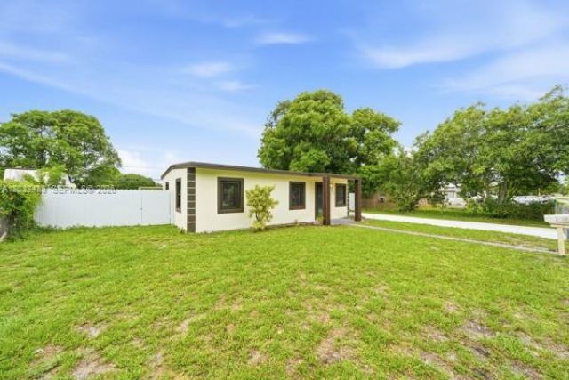 2520 NW 160th St , Miami Gardens, FL 33054 Photo