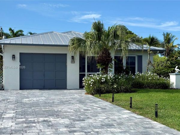558 102nd Ave , Naples, FL 34108