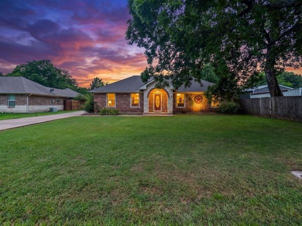 712 S Grand Street , Wolfe City, TX 75496