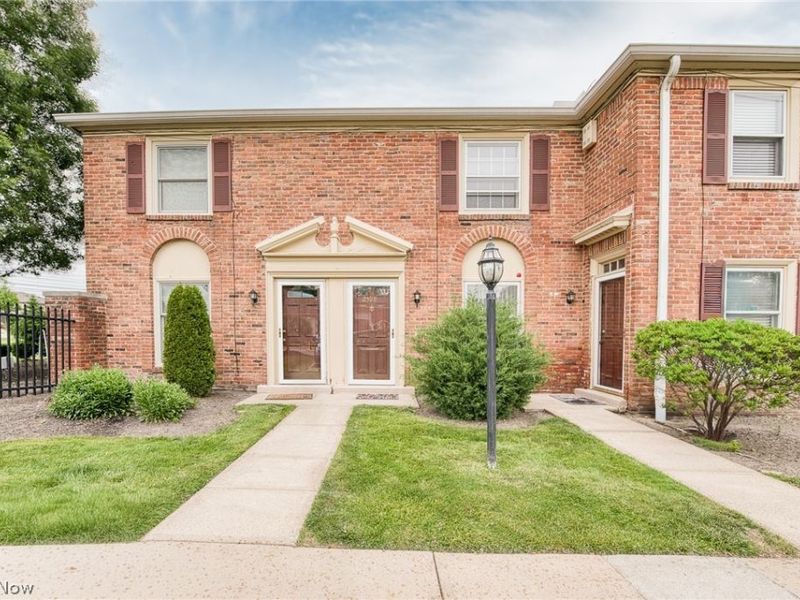 2398 Arlington Drive, Lyndhurst, OH 44124 Photo 2