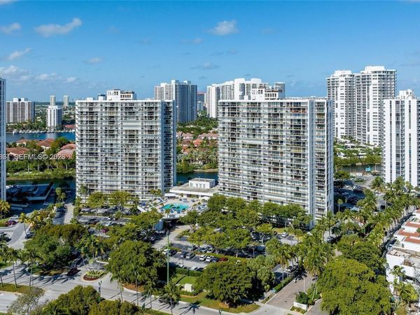 3701 N Country Club Dr , Unit 404, Aventura, FL 33180
