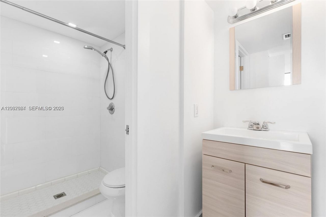 3701 N Country Club Dr , Unit 404, Aventura, FL 33180 Photo